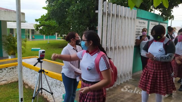 Estudiantes de secundaria retornan a las aulas en Mérida